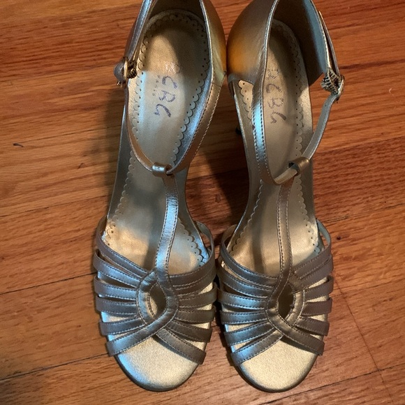BCBG gold heels size 9 - Picture 4 of 10